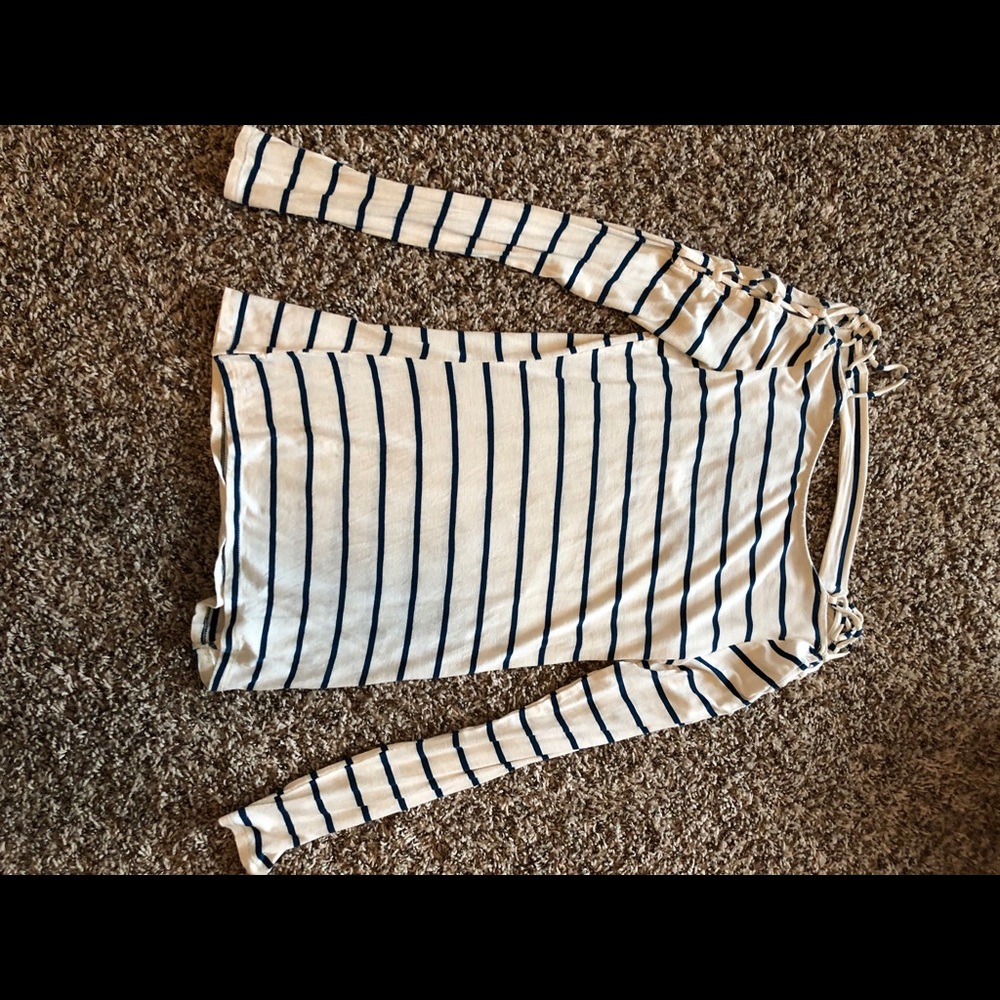 CLOTHES - Picture 7 of 8